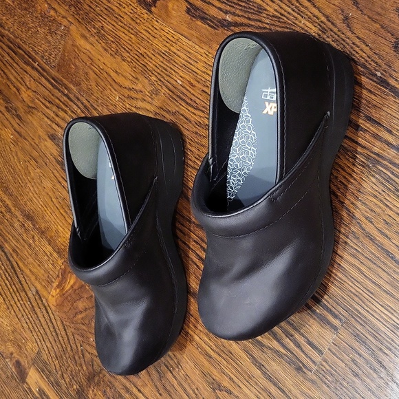 Dansko Black XP 2.0 Black Waterproof Pull Up Professional Work Clogs, Size 35 - Picture 8 of 12